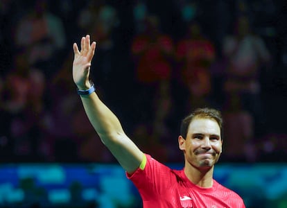 El tenista manacorí Nadal saluda a la afición durante su homenaje.