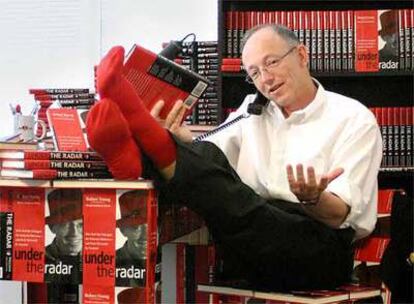 Bob Young, fundador de Lulu.com, rodeado por libros editados en la web de auto-publicación