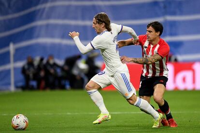 Luka Modric trata de escapar de Dani García durante el partido del miércoles en el Bernabéu.