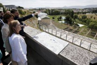 La ministra de Fomento, Ana Pastor (primer término), y la presidenta del Gobierno de Navarra, Yolanda Barcina.