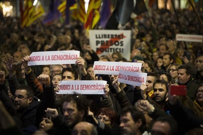 Los manifestantes sujetan pancartas durante la manifestación unitaria del independentismo bajo el lema 'Tumbemos el régimen', en el centro de Barcelona.