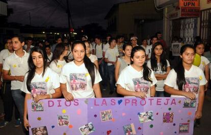 Vecinos de Santa Bárbara se manifiestan en las calles por la desaparición de las hermanas Alvarado.