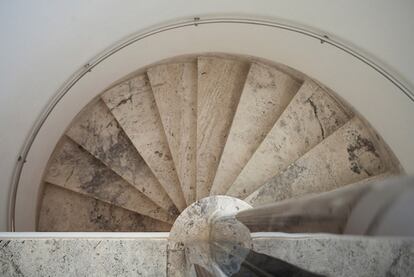 Entre los materiales escogidos para Villa Tugendhat destaca un travertino italiano casi blanco que se empleó en las escaleras y en el hall de la entrada. También lo empleó en algunas zonas exteriores de la terraza y el jardín.