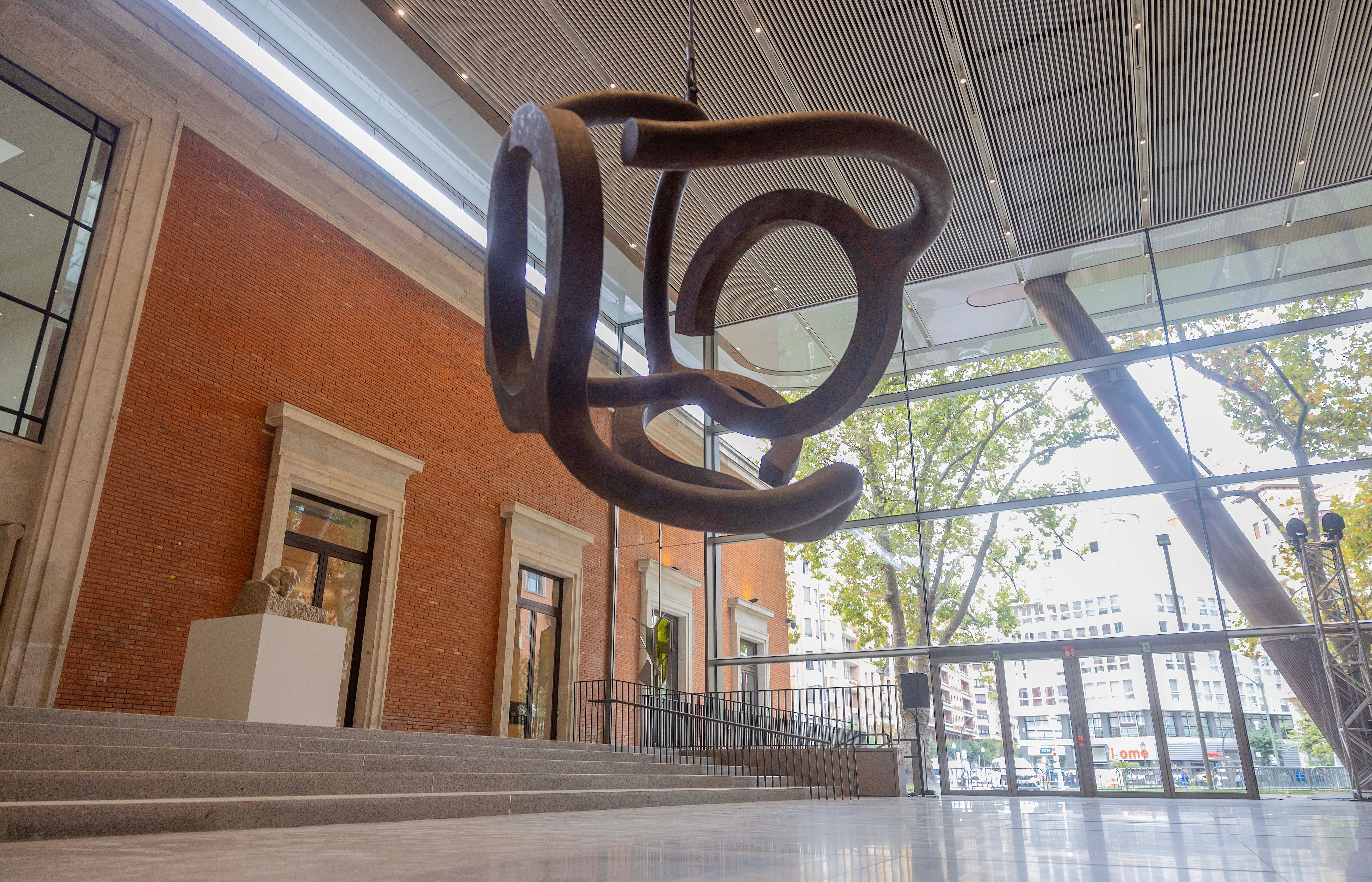 'Homenaje a Calder', de Chillida, en el atrio nuevo del museo.
