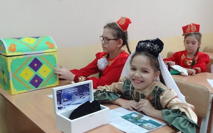 Ni&ntilde;os t&aacute;rtaros durante una &quot;olimpiada&quot; de cultura t&aacute;rtara en Kaz&aacute;n (Tatarst&aacute;n).