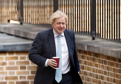 El primer ministro del Reino Unido Boris Johnson llega a Downing Street en Londres, este lunes.