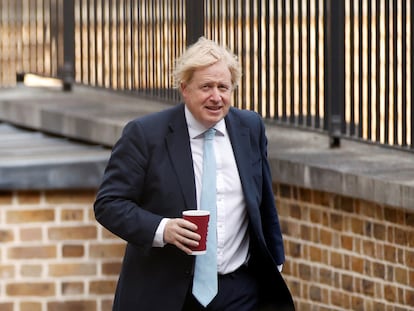 El primer ministro del Reino Unido Boris Johnson llega a Downing Street en Londres, este lunes.