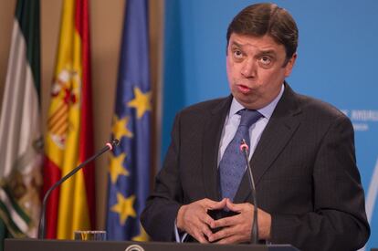 Luis Planas durante una conferencia de prensa tras un consejo de gobierno.