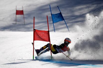 Harry Laidlaw, de Australia, cae al suelo durante el slalom gigante de esquí alpino masculino, el 18 de febrero.