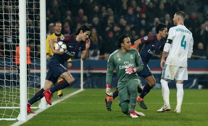 Edinson Cavani marca el gol del PSG.