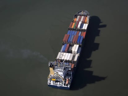 Un barco de contenedores procedente de India navega por el River Test, en Southhampton (Reino Unido). 