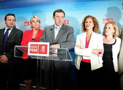 Joan Ignasi Pla y Carmen Alborch, con miembros de la ejecutiva del PSPV la noche de las elecciones.