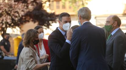 En primer plano, Pedro Sánchez (izquierda) saluda a los presidentes de Cummins, Tom Linebarger (centro), e Ibedrola, Ignacio Sánchez Galán este lunes, en Toledo.