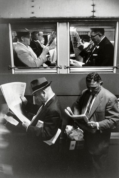 'Volviendo del trabajo en el tren de la tarde', Penn Station, Nueva York (1958).