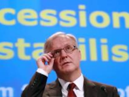 El comisario europeo de Asuntos Económicos y Monetarios, Olli Rehn, ofrece una rueda de prensa en la sede de la Unión Europea en Bruselas (Bélgica). EFE/Archivo