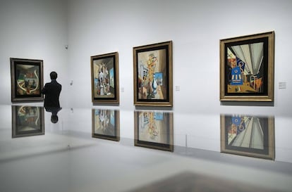 Un visitante observa varios cuadros de la exposición 'El mundo de Giorgio Chirico. Sueño o realidad'.