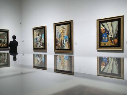 Un visitante observa varios cuadros de la exposición 'El mundo de Giorgio Chirico. Sueño o realidad'.