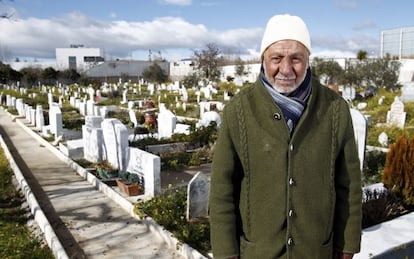 El im&aacute;n Mohamed Bernaui, posa ante las tumbas de musulmanes del cementerio de Gri&ntilde;&oacute;n, cerca de Madrid.