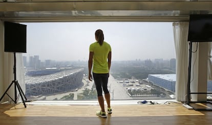 La atleta británica Jessica Ennis-Hill observa los últimos preparativos del estadio nacional de Pekín.