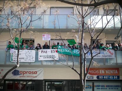 Piso de la Sareb en Barcelona ocupado por la PAH, en una imagen de archivo.