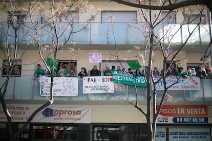 Pis de la Sareb en Barcelona ocupado por la PAH el año pasado.