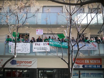 Piso de la Sareb en Barcelona ocupado por la PAH, en una imagen de archivo.