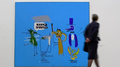 Un visitante pasa delante de la obra de Basquiat, en la Fundación Beyeler, en Basilea (Suiza).