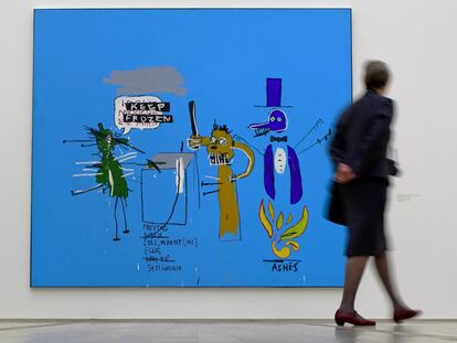Un visitante pasa delante de la obra de Basquiat, en la Fundación Beyeler, en Basilea (Suiza).