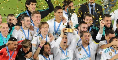 Cristiano Ronaldo alza el trofeo con sus compañeros de equipo.