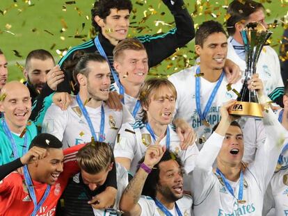 Cristiano Ronaldo alza el trofeo con sus compañeros de equipo.