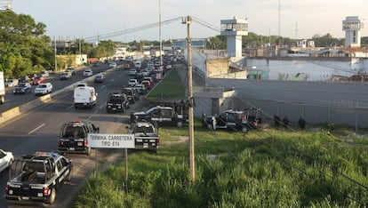 Fuerzas policiales rodean el Centro de Reinserción Social del Estado de Tabasco (Creset) durante la contención del motín