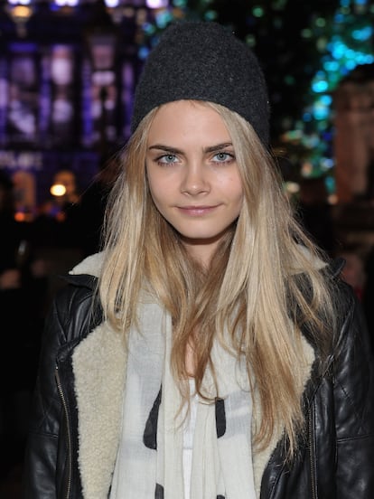 Cara Delevingne. Fue ella misma quien contó a The Telegraph en 2011 cómo fue descubierta con tan solo 13 años a la salida del colegio. Su mejor amiga desde los 5 años le presentó a su madre, Sarah Doukas, CEO de la agencia Storm Model Management. "Sarah me vio cuando vino a recoger a su hija y ella nos presentó. Yo nunca había pensado en ser modelo antes pero así es como sucedió", rememoraba entonces.