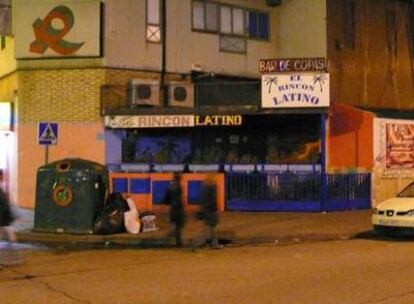 El bar de copas El Rincón Latino, en Costa Polvoranca, donde se inició la pelea que acabó con la vida de Tarek Bourriafa.