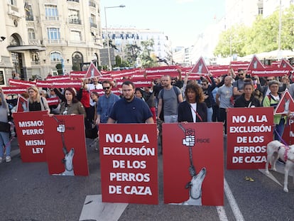 Protesta contra la moción del PSOE para excluir a los perros de caza de la Ley de Protección animal, el 30 de septiembre junto al Congreso.