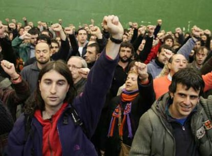 Acto de la izquierda <i>abertzale </i>por la detención de los 18 miembros de Jarrai prófugos de la justicia, ayer en el frontón La Esperanza.