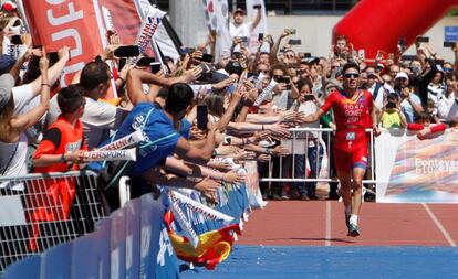 Javier Gómez Noya saluda al público en la llegada del Mundial de larga distancia en el que ha conseguido el oro. 