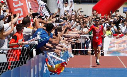 Javier Gómez Noya saluda al público en la llegada del Mundial de larga distancia en el que ha conseguido el oro.