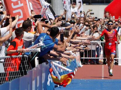 Javier Gómez Noya saluda al público en la llegada del Mundial de larga distancia en el que ha conseguido el oro. 