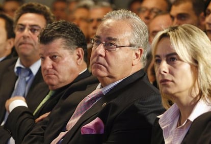 Sonia Castedo y Luis Díaz Alperi, en un acto municipal. Enrique Ortiz es el último por la izquierda.