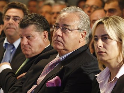 Sonia Castedo y Luis Díaz Alperi, en un acto municipal. Enrique Ortiz es el último por la izquierda.