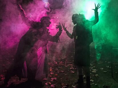 Actores disfrazados actúan durante una celebración de Halloween en el parque de atracciones 'Belantis', en Leipzig (Alemania), el 30 de octubre. 