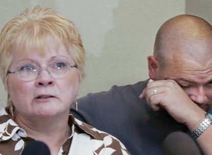 Kathy Laarveld (izda), madre de Keith Laarveld, quien acusó al sacerdote Vincent McCaffrey de haber abusado de su hijo durante cuatro años en su propio hogar.