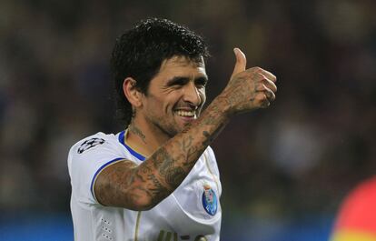 Lucho González celebra su gol con el Oporto.