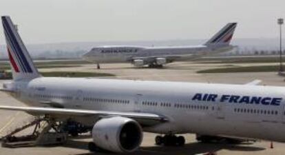 Dos aviones de Air France en la Terminal 2 del aeropuerto Internacional de Charles de Gaulles en Roissy cerca de París (Francia). EFE/Archivo