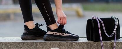 Arriba, las zapatillas Adidas Yeezy Boost 350, junto con el bolso 2.55 de Chanel.