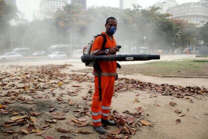 André Barros, gari de 44 anos, posa para uma foto no Rio de Janeiro. Sobre sua opinião dos Jogos Olímpicos do Rio de Janeiro, André responde: “Não posso me dar ao luxo de comprar entradas para a Olimpíada. Preciso trabalhar”. Depois acrescenta: “As pessoas serão beneficiadas pela melhoria do transporte público”.