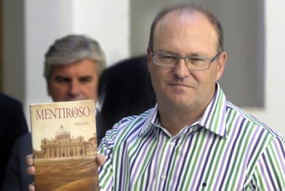Pepe Mel muestra un ejemplar de <i>El mentiroso,</i> su primera novela.