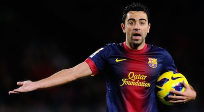 Xavi Hernandez gesticula durante el partido.