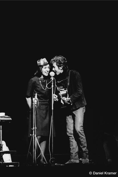 Bob Dylan y Joan Baez cantando en el Lincoln Center de Nueva York.