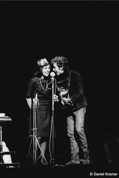 Bob Dylan y Joan Baez cantando en el Lincoln Center de Nueva York.